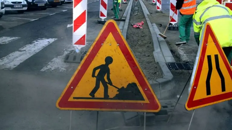 Travaux routiers en zone habit&eacute;e &agrave; Gen&egrave;ve : signalisations claires et interventions rapides pour limiter les nuisances &ndash; JD Dusonchet, expert local fiable.