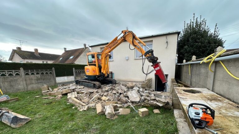 Travaux de démolition partielle d'une extension de maison à Genève, réalisée avec un brise-roche hydraulique et mini-pelle, en zone résidentielle.