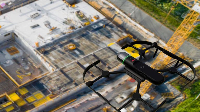 Drone Leica BLK2FLY survolant un chantier de construction à Genève, utilisé par JD Dusonchet pour le relevé 3D et la cartographie des réseaux enterrés.