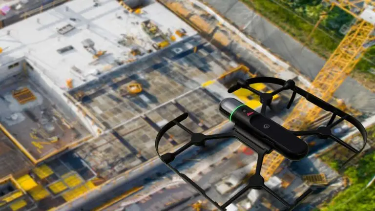 Drone Leica BLK2FLY survolant un chantier de construction &agrave; Gen&egrave;ve, utilis&eacute; par JD Dusonchet pour le relev&eacute; 3D et la cartographie des r&eacute;seaux enterr&eacute;s.