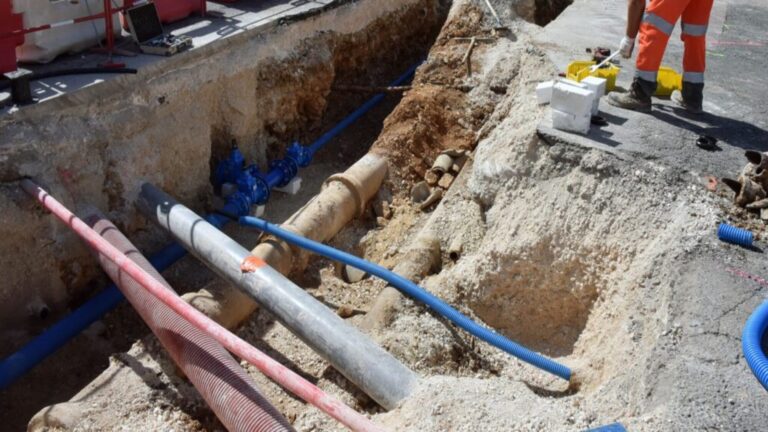 Fouille technique sur voirie à Genève pour l’accès aux canalisations enterrées, en coordination avec une intervention de plomberie et de raccordement de réseaux.